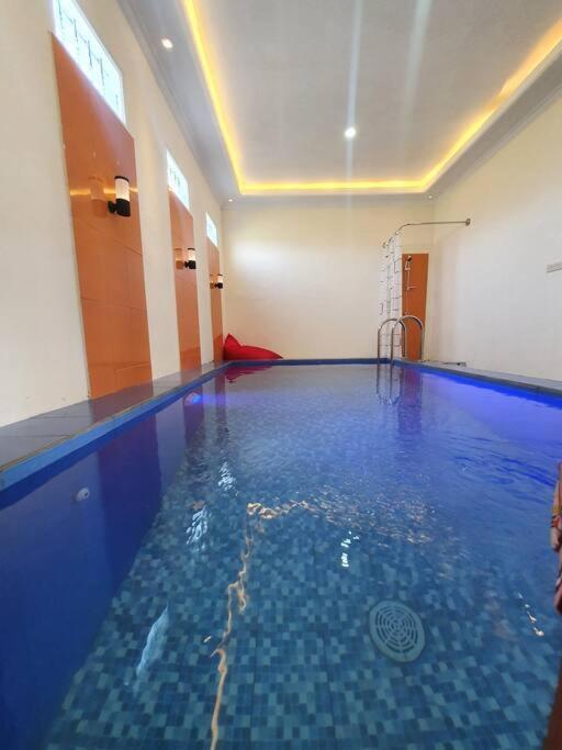 Kayz Villa Batu Dengan Kolam Renang Pribadi ภายนอก รูปภาพ
